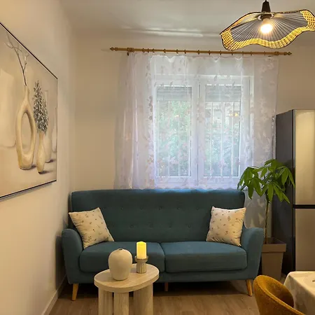 Mediterranean Terrace-newly Renovated In Center