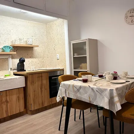 Mediterranean Terrace-newly Renovated In Center *