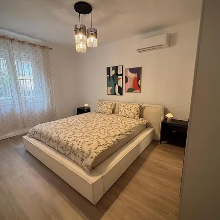 Mediterranean Terrace-newly Renovated In Center